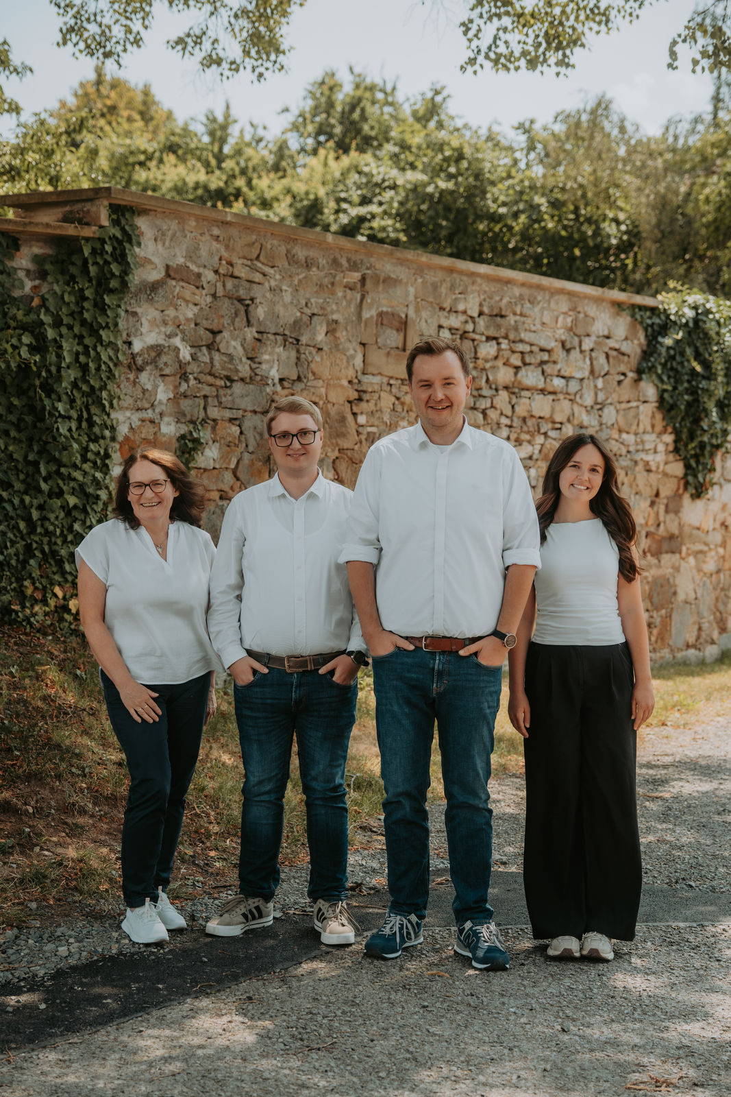 Team der von Basum Steuerberatung vor der Natursteinmauer in Sulzfeld